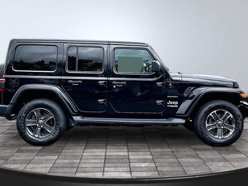 Used 2018 Jeep Wrangler Unlimited Sahara AWD/4WD image 8