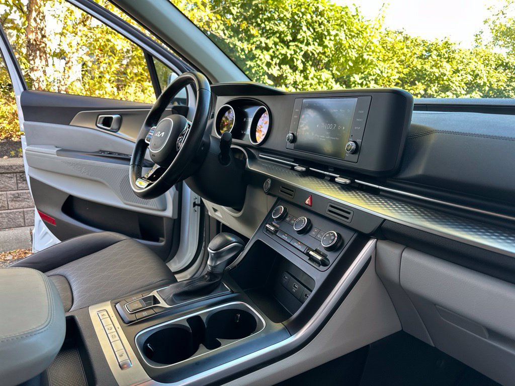 Used 2024 Kia Carnival LX FWD image 24
