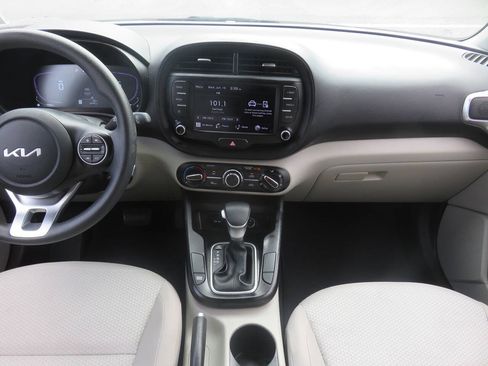 Used 2023 Kia Soul LX w/ LX Technology Package FWD image 16
