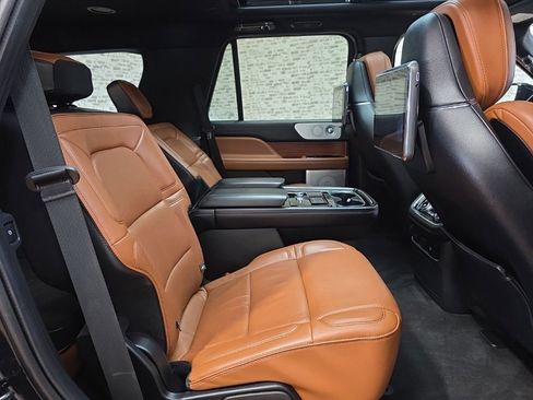 Used 2019 Lincoln Navigator Reserve image 18