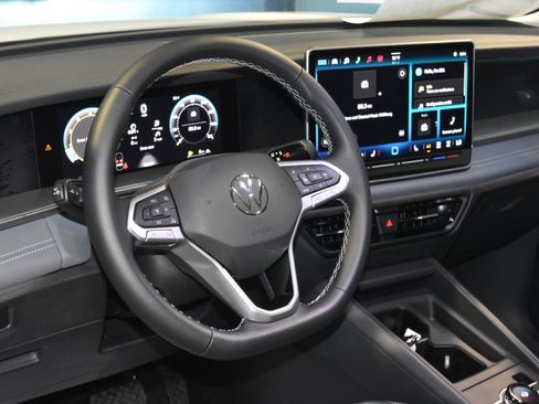 New 2026 Volkswagen Tiguan SE image 2