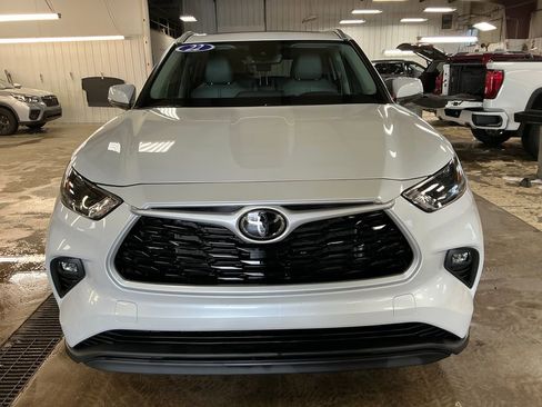 Used 2022 Toyota Highlander XLE AWD/4WD image 8