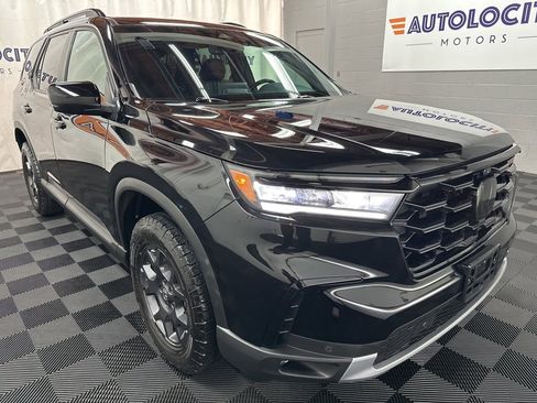 Used 2025 Honda Pilot TrailSport image 2
