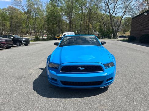 Used 2013 Ford Mustang Convertible RWD image 2