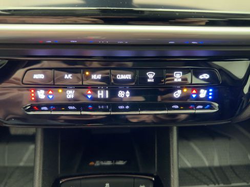 Used 2022 Chevrolet Bolt EUV LT w/ Convenience Package image 18