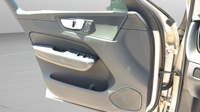 Certified 2025 Volvo XC60 B5 Core AWD/4WD image 19