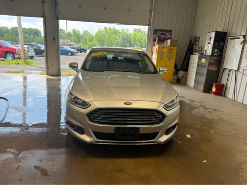 Used 2016 Ford Fusion SE FWD image 3