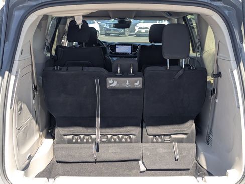 Used 2021 Chrysler Pacifica Touring image 31