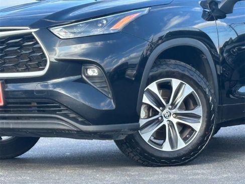 Used 2022 Toyota Highlander XLE image 2