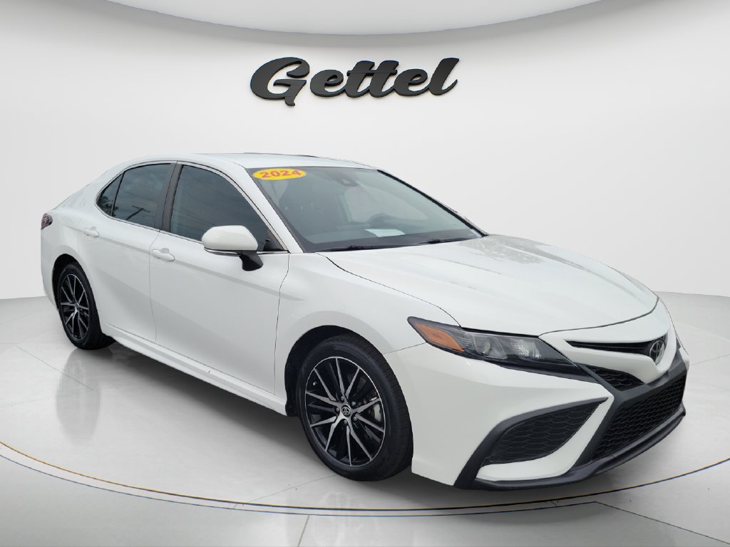 Used 2024 Toyota Camry SE w/ Convenience Package FWD image 3