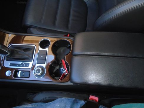 Used 2016 Volkswagen Touareg TDI image 39