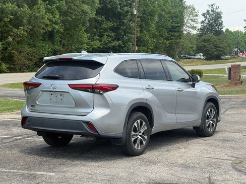 Used 2021 Toyota Highlander XLE AWD/4WD image 3