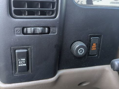 Used 2002 Toyota Tacoma w/ SR5 Package image 12