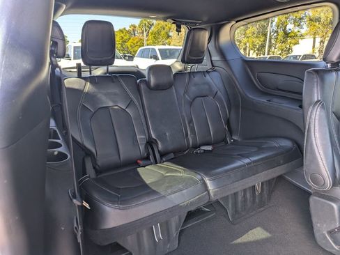 Used 2025 Chrysler Pacifica Select image 15