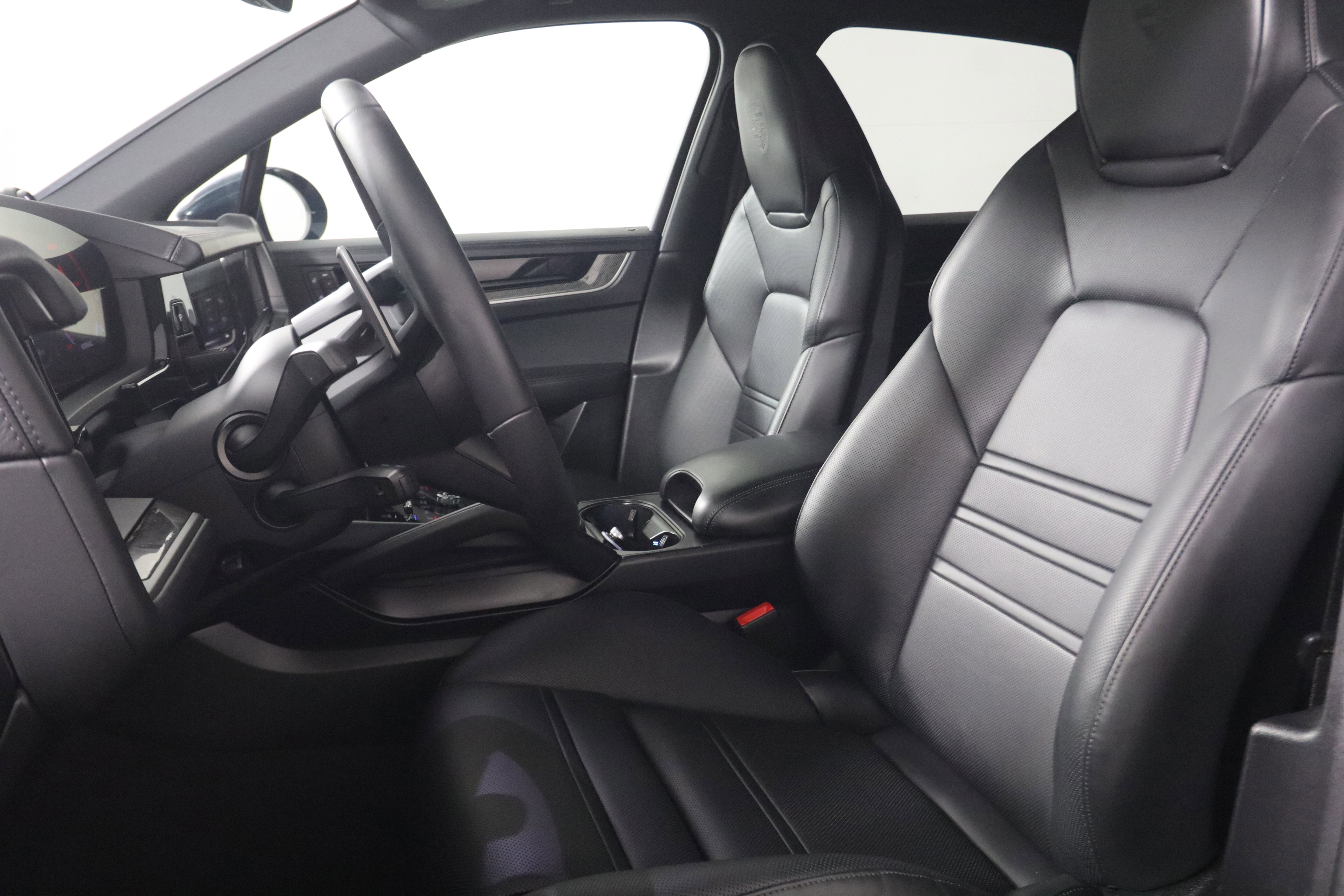 Used 2025 Porsche Cayenne S AWD/4WD image 5