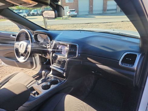 Used 2018 Jeep Grand Cherokee Laredo image 37