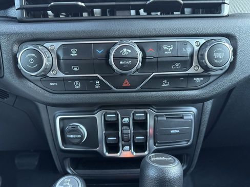 Used 2024 Jeep Gladiator Sport image 12