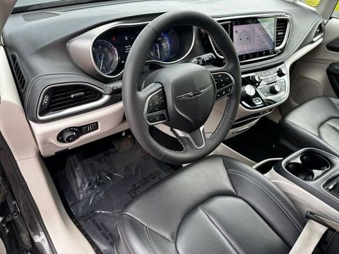 Used 2023 Chrysler Pacifica Touring-L AWD/4WD image 9