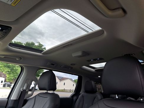Used 2026 Kia Carnival SX w/ SX Dark Edition Package FWD image 16