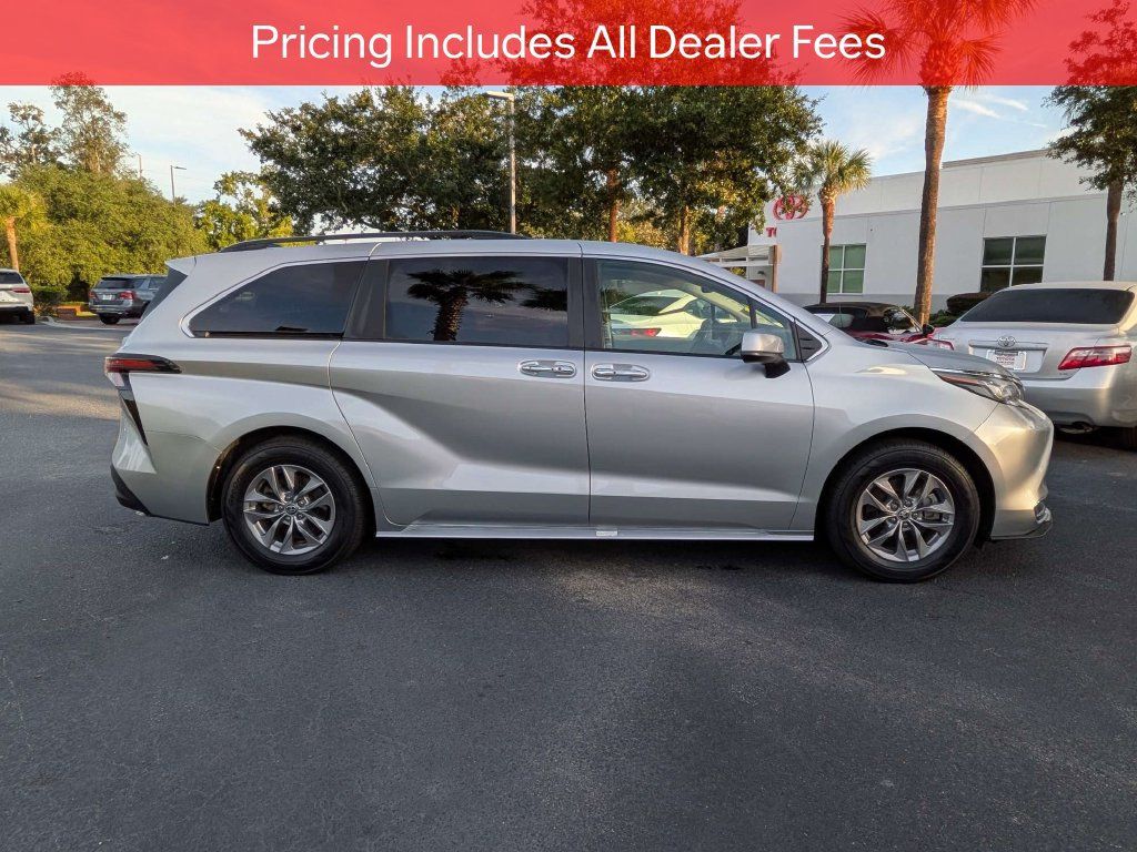 Used 2023 Toyota Sienna XLE FWD image 4