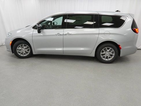 New 2026 Chrysler Pacifica Select image 14