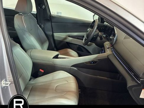 Used 2025 Hyundai Elantra SEL image 3