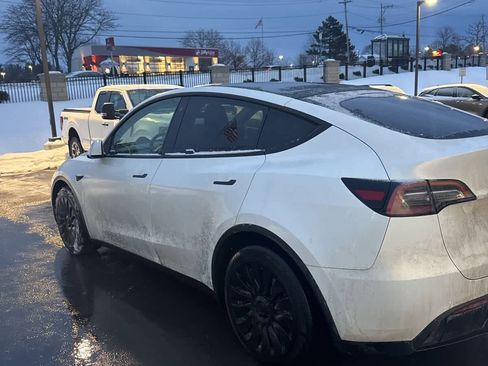 Used 2022 Tesla Model Y Long Range image 3