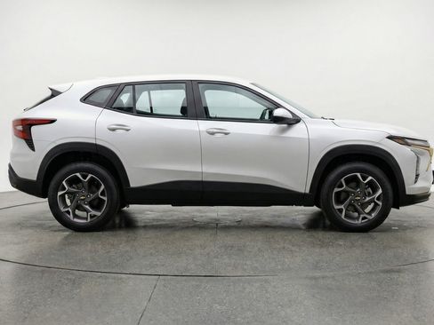 Used 2025 Chevrolet Trax LT w/ LT Convenience Package FWD image 11