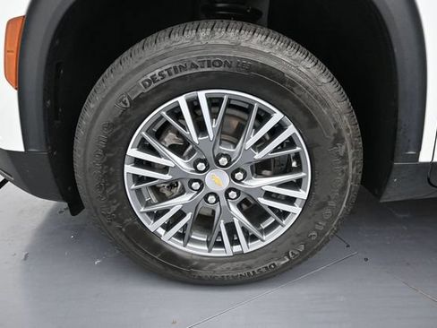 Used 2025 Chevrolet Traverse LT FWD image 9