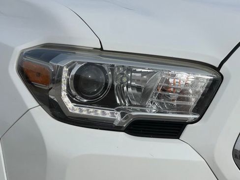 Used 2018 Toyota Tacoma TRD Sport image 12