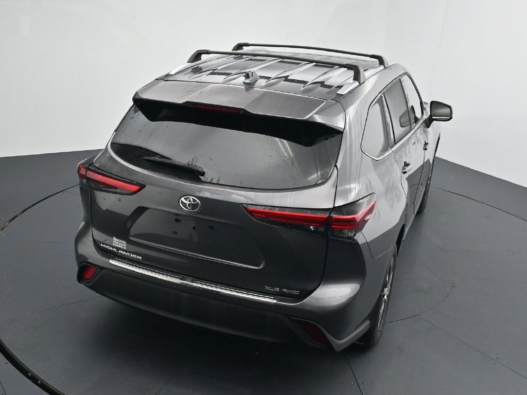 Used 2022 Toyota Highlander XLE AWD/4WD image 14