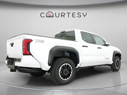 Used 2025 Toyota Tacoma TRD Off-Road w/ TRD Off Road Upgrade Package AWD/4WD image 17