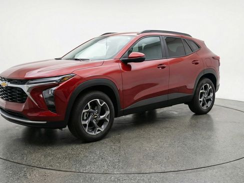 Used 2025 Chevrolet Trax LT w/ LT Convenience Package image 2