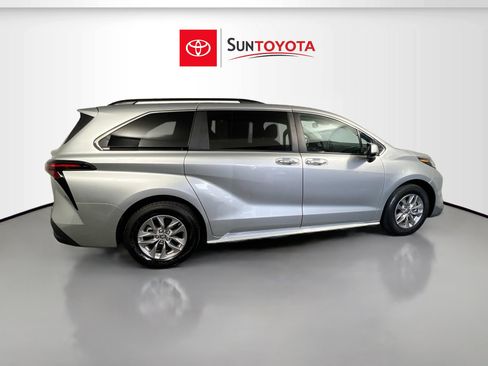 Used 2024 Toyota Sienna XLE FWD image 2