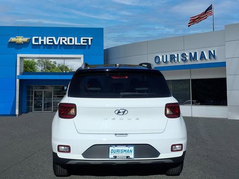 Used 2023 Hyundai Venue Limited image 3