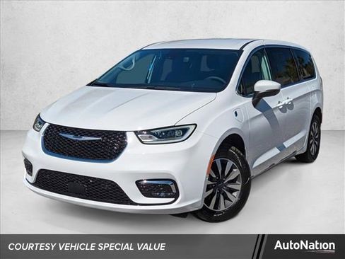 Used 2023 Chrysler Pacifica Touring-L image 1