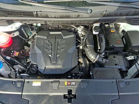 Used 2025 Kia Carnival FWD image 30