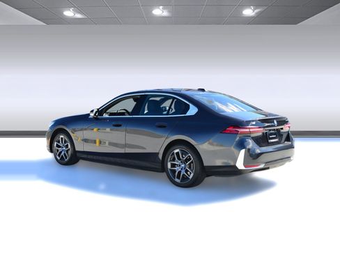 Used 2024 BMW i5 eDrive40i w/ Premium Package image 3