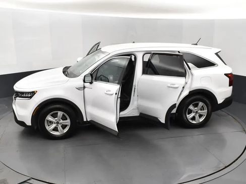 Used 2023 Kia Sorento LX image 7