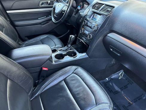 Used 2019 Ford Explorer XLT image 16