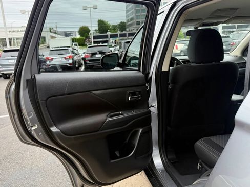Used 2020 Mitsubishi Outlander ES AWD/4WD image 26