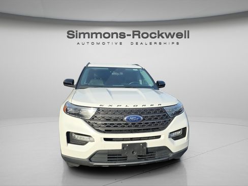 Used 2022 Ford Explorer XLT w/ Equipment Group 202A image 2