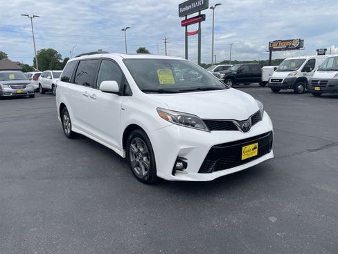 Used 2019 Toyota Sienna SE w/ SE Preferred Package AWD/4WD image 2