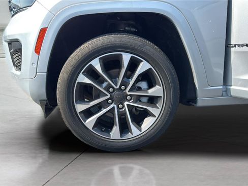 Certified 2022 Jeep Grand Cherokee Overland w/ Luxury Tech Group IV AWD/4WD image 30