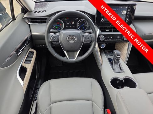 Used 2022 Toyota Venza XLE image 11