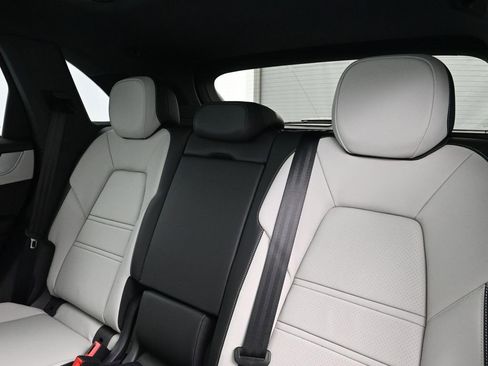 Used 2025 Porsche Cayenne image 6