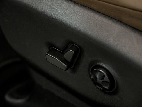 Used 2021 Chrysler Pacifica Limited w/ Uconnect Theater Family Group image 18