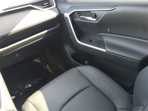 Used 2022 Toyota RAV4 XLE Premium image 16
