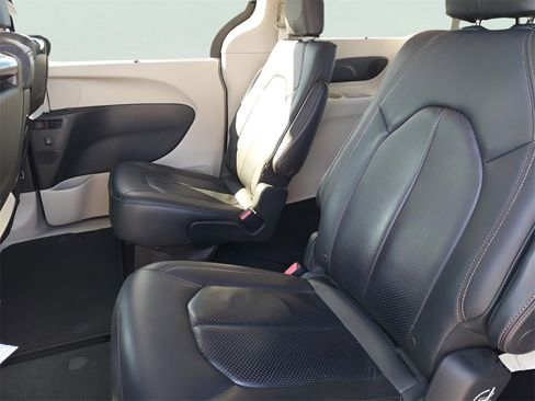 Used 2017 Chrysler Pacifica Touring-L Plus w/ Advanced Safetytec Group image 17