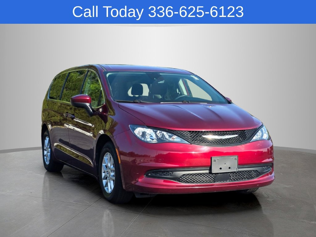 Used 2023 Chrysler Voyager LX FWD image 3